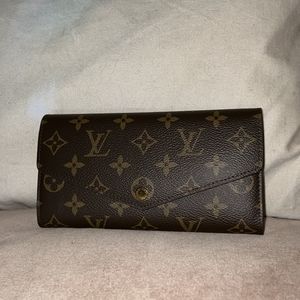 BEAUTIFUL LOUIE V CLUTCH WALLET
